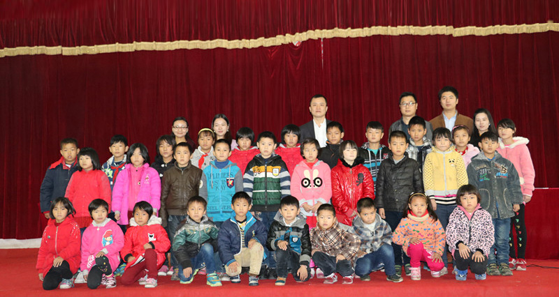 人人安康公益助學(xué)攜手李銳、應(yīng)采兒赴湘西龍山茅坪小學(xué)，與孩子一起歡度「六一」.jpg